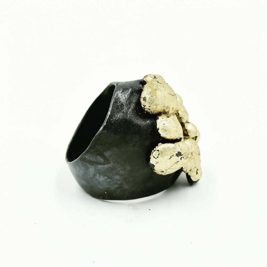 Erupting Gold on Black Ring